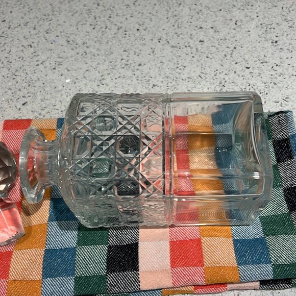 Square Cut Crystal Whiskey Decanter w/Round Cut Crystal Stopper - Picture 3 of 8